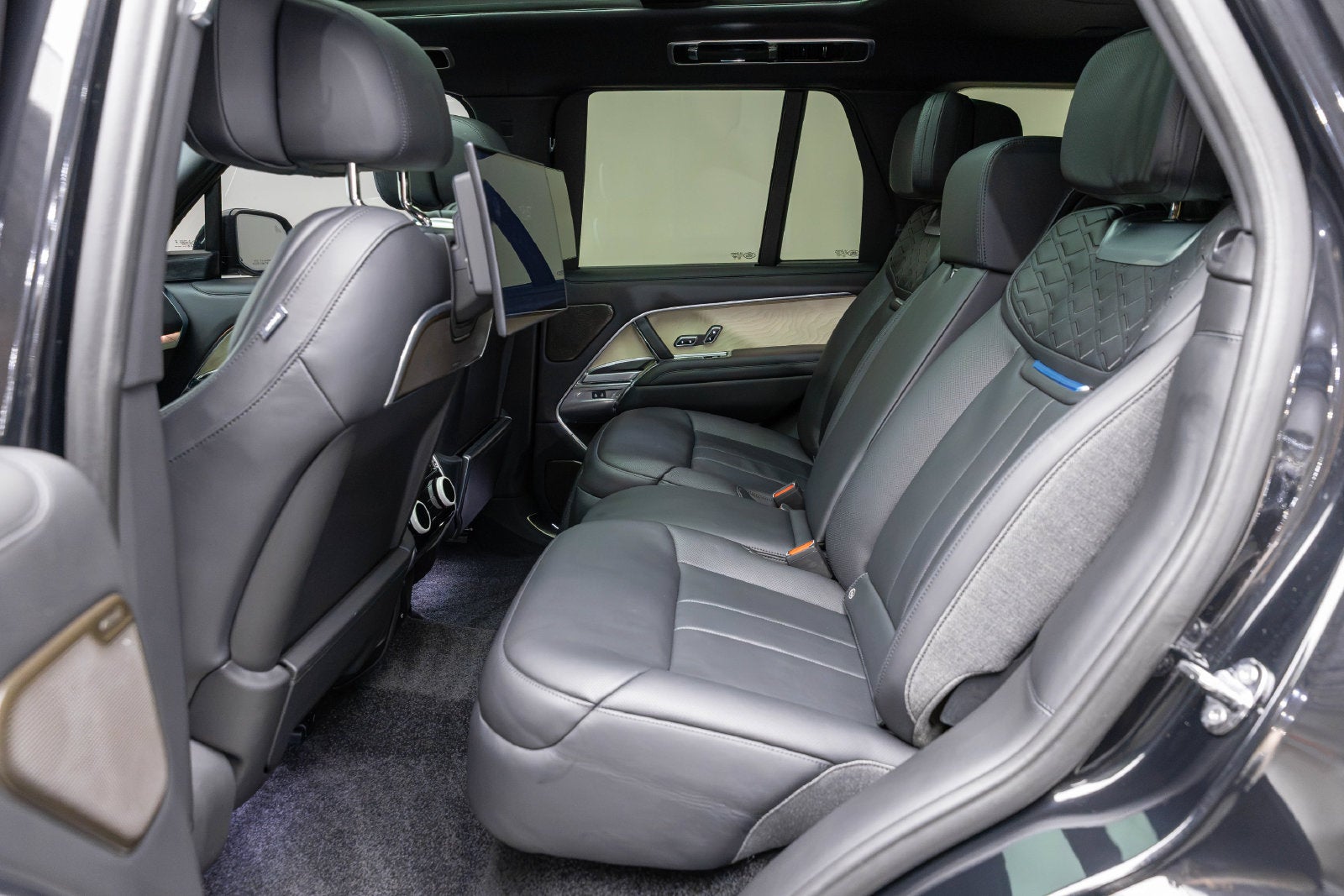 2025 Land Rover Range Rover SV