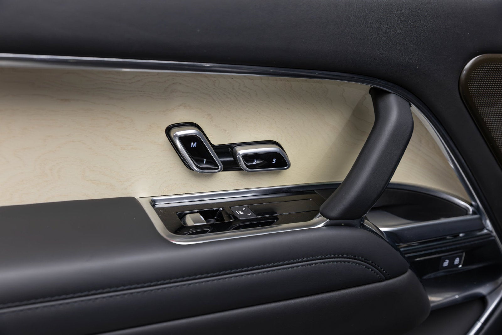 2025 Land Rover Range Rover SV
