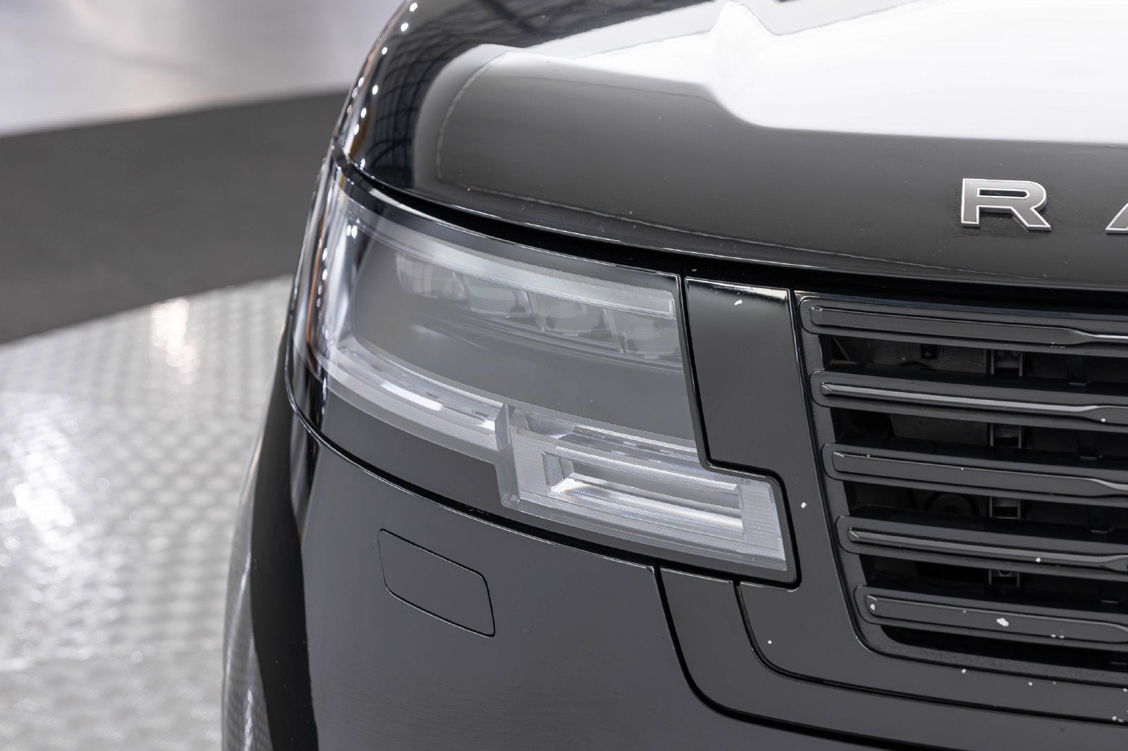 2025 Land Rover Range Rover SV