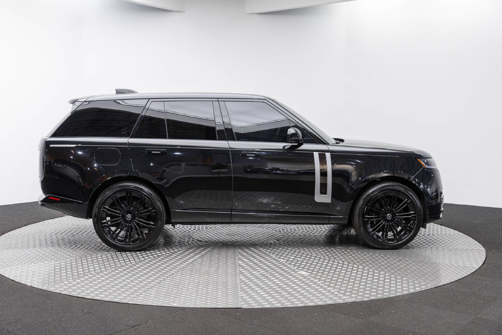 2025 Land Rover Range Rover SV