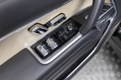 2025 Land Rover Range Rover SV