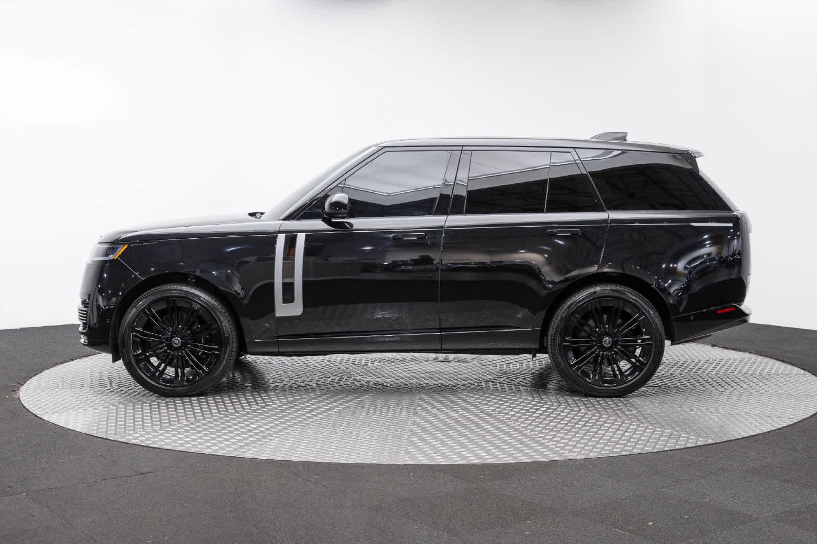 2025 Land Rover Range Rover SV