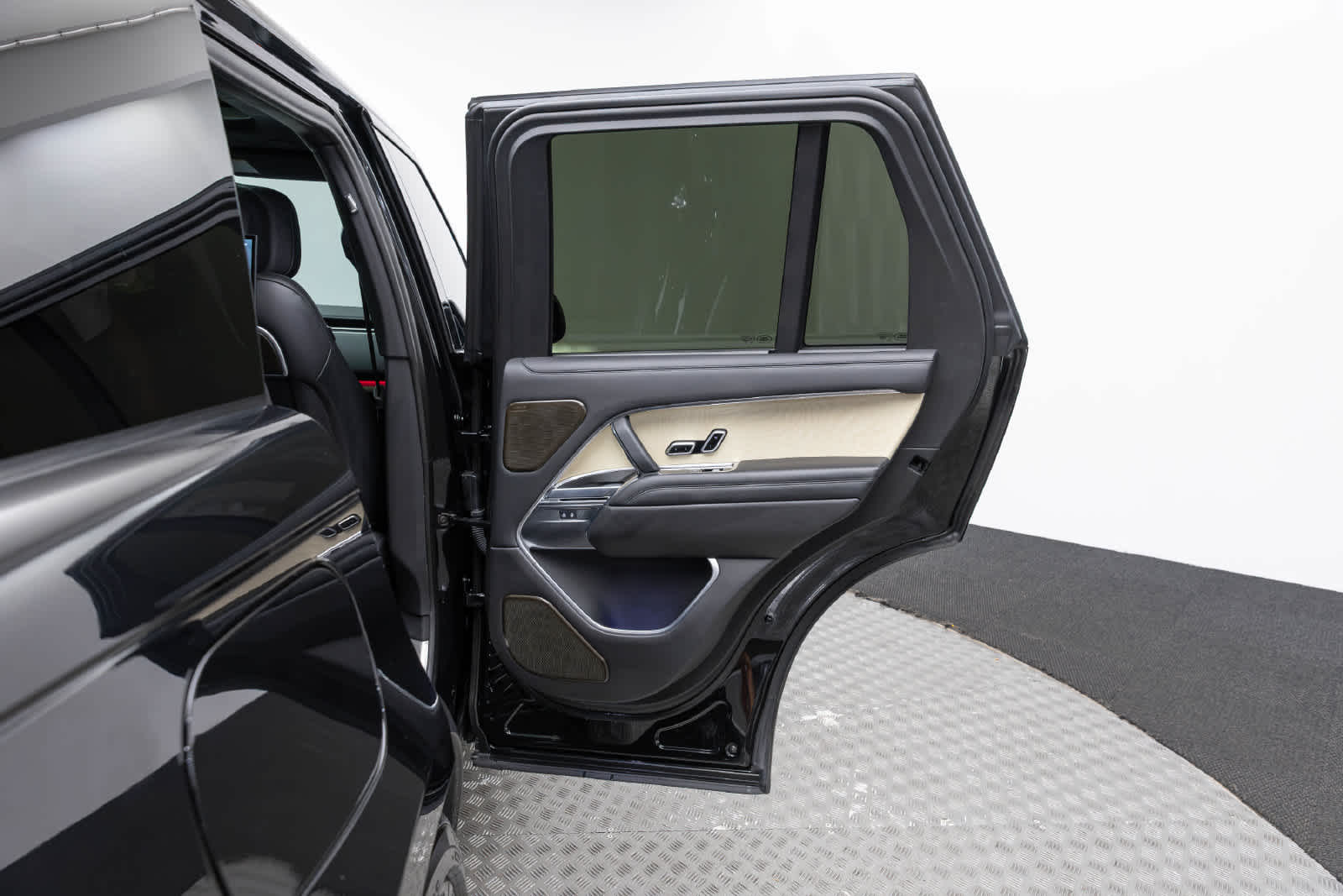 2025 Land Rover Range Rover SV