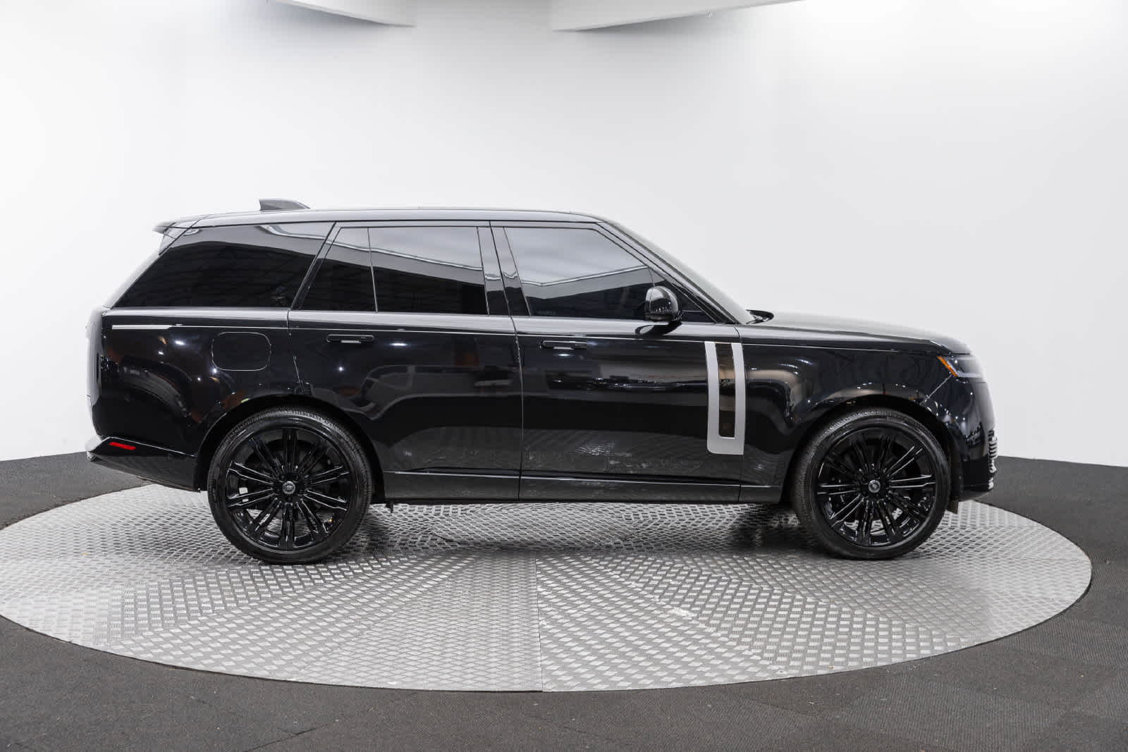 2025 Land Rover Range Rover SV