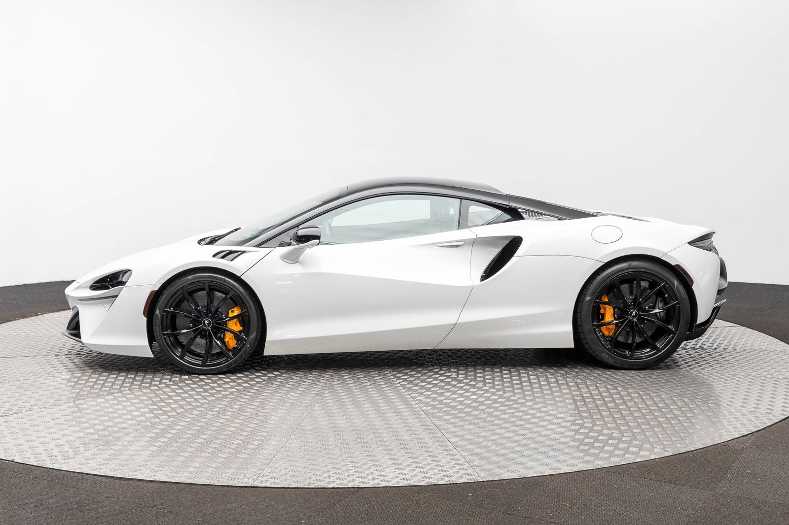 2023 McLaren Artura Coupe