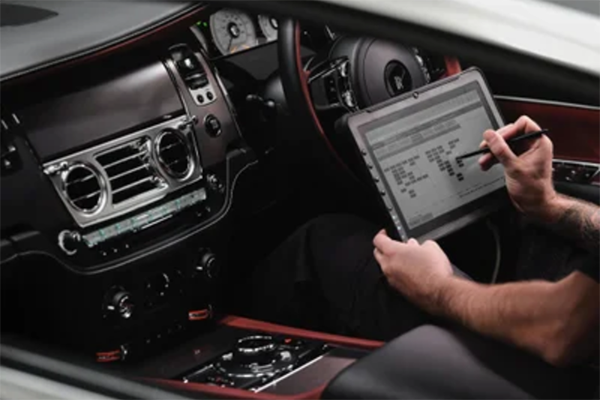 Complimentary pickup and delivery towing with any Rolls-Royce Service